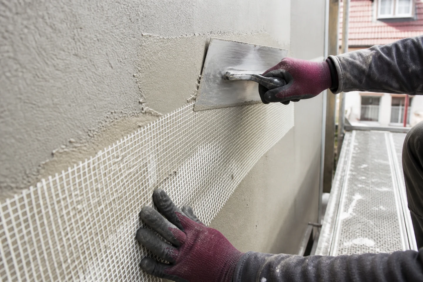 Marouflage du treillis sur l’isolant extérieur Incorporation du treillis dans la couche de base d’une ITE sous enduit